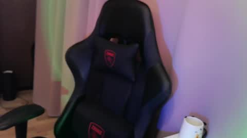 noir_ember_ online show from November 5, 2:41 pm