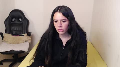 noreen_ online show from April 8, 7:28 pm