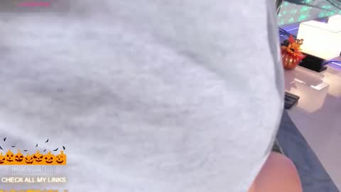 ohyesly_ online show from October 18, 11:03 am