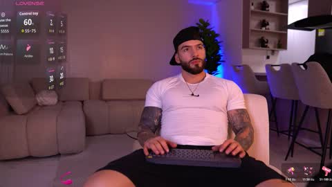 Snapshot of oliver_colt__ chatting on October 22, 1:20 am oliver_colt__ online show from October 22, 1:20 am