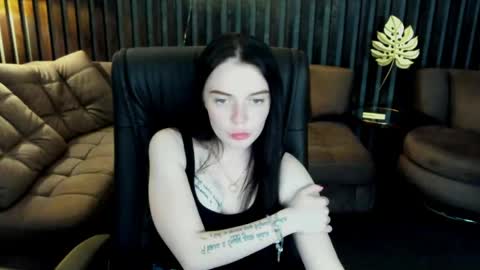 olivia__li online show from May 6, 12:00 pm