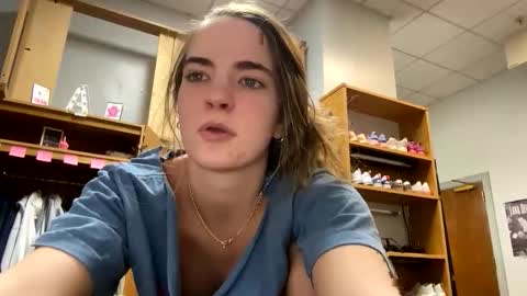 oliviaaraee online show from February 11, 3:10 am