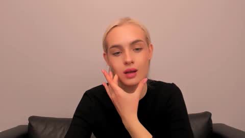 oliviaBeauty online show from November 28, 8:05 pm