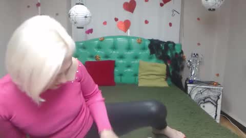 OliviaHorst online show from November 5, 7:43 am