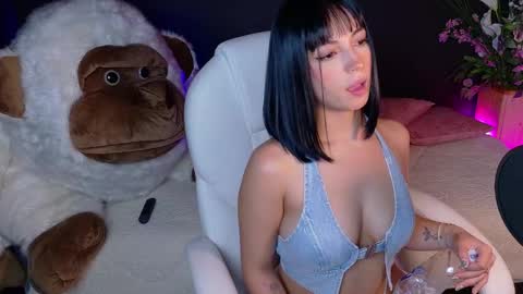 Snapshot of oliviamcneill chatting on January 30, 2:06 am Olivia Mcneill  online show from January 30, 2:06 am