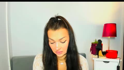 OliviaWomen online show from February 7, 8:06 am