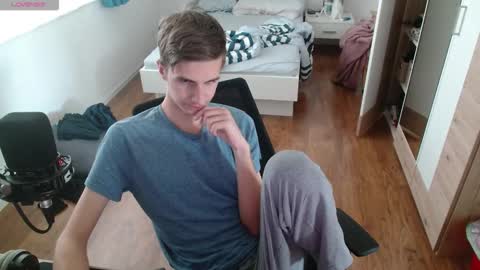 OverkneeBabe online show from January 13, 9:06 am