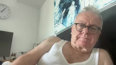 ozhairybearxxxx online show from January 6, 2:04 am