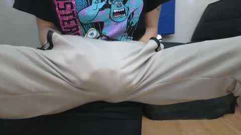 Snapshot of pantslesstraveler_plt chatting on February 6, 9:43 am PantsLessTraveler online show from February 6, 9:43 am