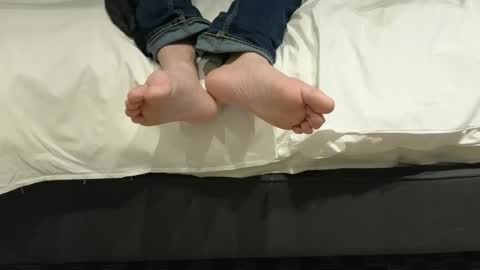 Snapshot of pantslesstraveler_plt chatting on March 12, 1:47 am PantsLessTraveler online show from March 12, 1:47 am