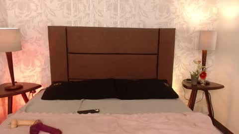 paolagh_ online show from December 16, 4:08 am