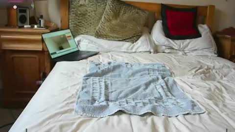 paullie2011 online show from April 2, 10:11 am