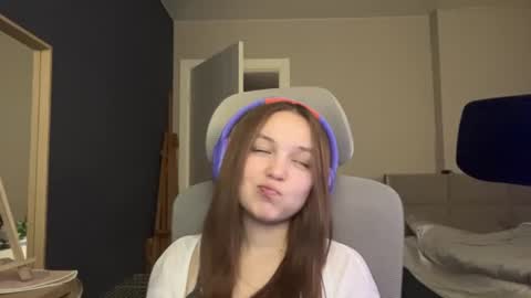 Luna Vale online show from June 21, 3:07 pm