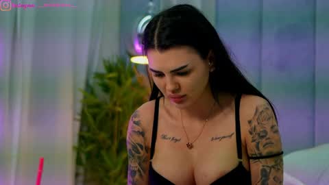 Dee online show from April 8, 9:07 pm