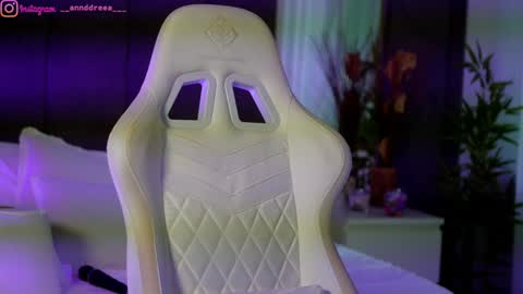 Dee online show from September 12, 3:25 pm