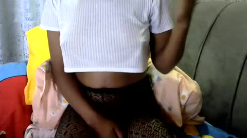 Snapshot of petite_loverr chatting on February 6, 6:29 am Petite loverr online show from February 6, 6:29 am