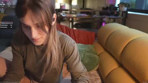 caracal online show from April 8, 11:30 pm