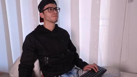 Snapshot of phantom_bigger1 chatting on September 26, 2:03 pm phantom_bigger1 online show from September 26, 2:03 pm