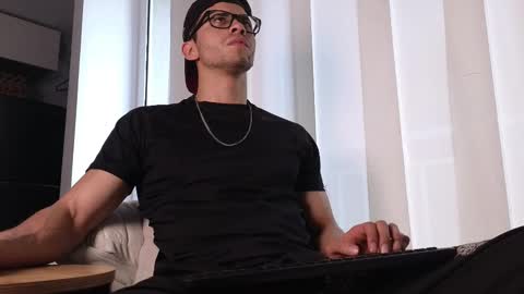 Snapshot of phantom_bigger1 chatting on September 25, 2:02 pm phantom_bigger1 online show from September 25, 2:02 pm