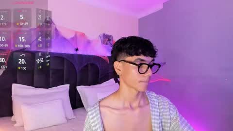 Phillip online show from October 25, 9:59 pm