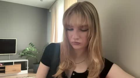 Kristie online show from June 18, 11:43 pm
