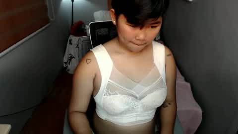 Snapshot of pinayprincesslyn chatting on January 5, 6:46 am Lyn the Lesbian online show from January 5, 6:46 am