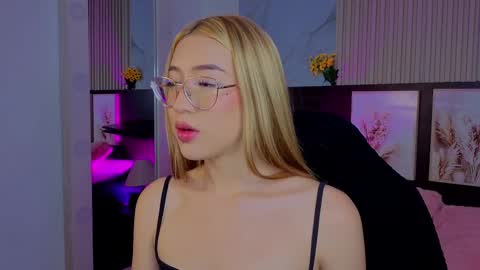 Snapshot of pink_as chatting on September 16, 9:51 pm pink_as online show from September 16, 9:51 pm