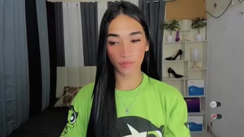 pixiedoll_ online show from February 12, 1:20 am