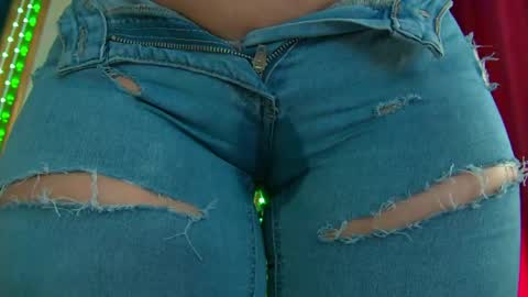 poison_milf_ online show from April 19, 3:51 am