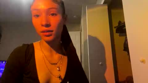 pr3ttynperla online show from November 10, 10:34 pm