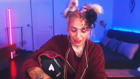 Victoria online show from December 25, 9:00 pm