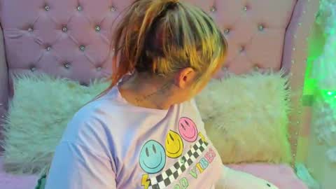 Snapshot of pretti__violet_ chatting on September 23, 3:00 am Pretti Violet online show from September 23, 3:00 am