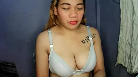 pretty_lyn08 online show from December 19, 4:35 pm