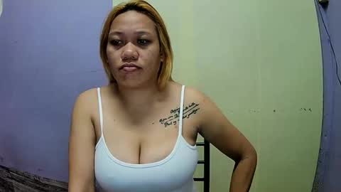 pretty_lyn08 online show from February 4, 4:11 pm