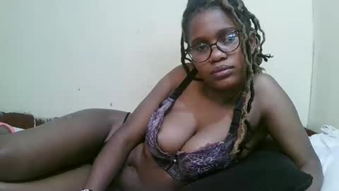 Snapshot of pretty_mellan chatting on February 19, 2:11 pm pretty_mellan online show from February 19, 2:11 pm