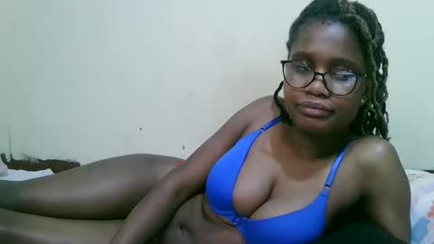 Snapshot of pretty_mellan chatting on February 21, 10:37 pm pretty_mellan online show from February 21, 10:37 pm