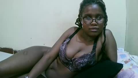 Snapshot of pretty_mellan chatting on February 17, 2:17 pm pretty_mellan online show from February 17, 2:17 pm
