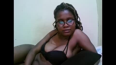 Snapshot of pretty_mellan chatting on March 1, 3:38 pm pretty_mellan online show from March 1, 3:38 pm