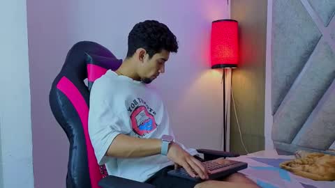 prince_arthur77 online show from February 18, 1:44 pm