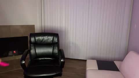 queendomi online show from December 20, 7:26 am