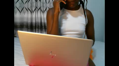 queenninaa online show from May 7, 6:14 pm