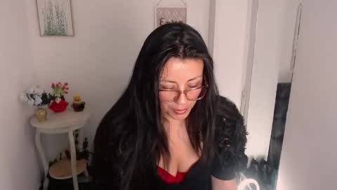 queenrose94 online show from May 6, 8:15 pm