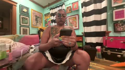 Queen Hilarity online show from August 10, 2:05 am