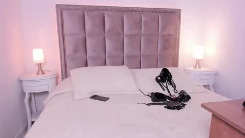 RACHEL ES online show from February 26, 9:01 am