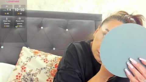 raelledarkstar online show from April 28, 8:07 am