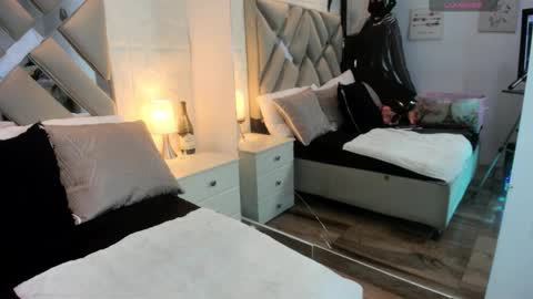 Raquel Moore  online show from October 27, 11:43 am