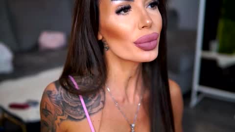 Raquelle online show from October 1, 8:57 am