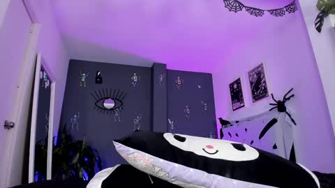 Snapshot of ravenwitch_ chatting on October 11, 10:57 pm Raven Witch online show from October 11, 10:57 pm