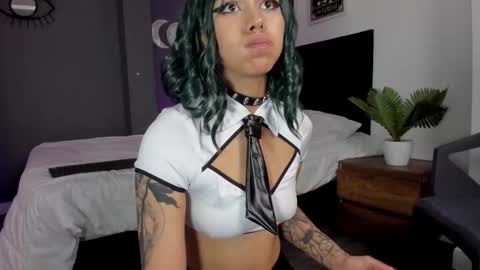 Snapshot of ravenwitch_ chatting on February 26, 9:20 pm Raven Witch online show from February 26, 9:20 pm