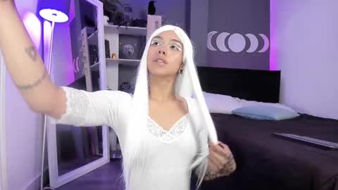 Snapshot of ravenwitch_ chatting on February 10, 9:36 pm Raven Witch online show from February 10, 9:36 pm